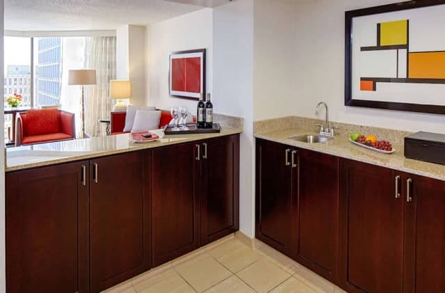 ダブルツリー バイ ヒルトン ホテル ヒューストン - グリーンウェイ プラザ-デラックス スイートキングサイズベッド 1 台-4