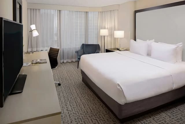 DoubleTree by Hilton Chicago - Magnificent Mile-Room, 1 King Bed, Accessible (Roll-In Shower)-4