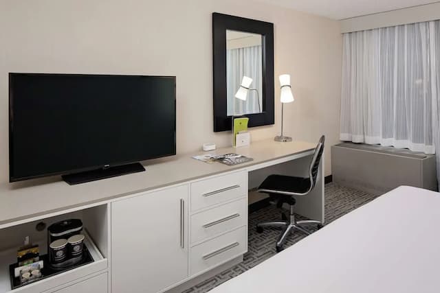 DoubleTree by Hilton Chicago - Magnificent Mile-Room, 2 Queen Beds, Accessible (Roll-In Shower)-2