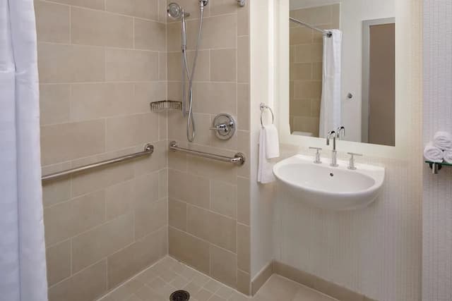 DoubleTree by Hilton Chicago - Magnificent Mile-Room, 2 Queen Beds, Accessible (Roll-In Shower)-4