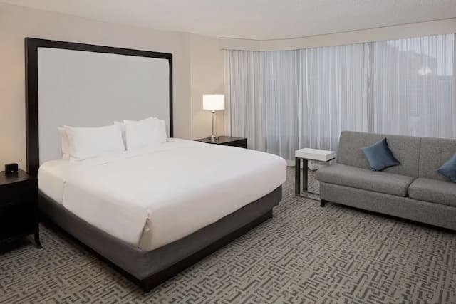 DoubleTree by Hilton Chicago - Magnificent Mile-Room, 1 King Bed with Sofa bed, Corner-3
