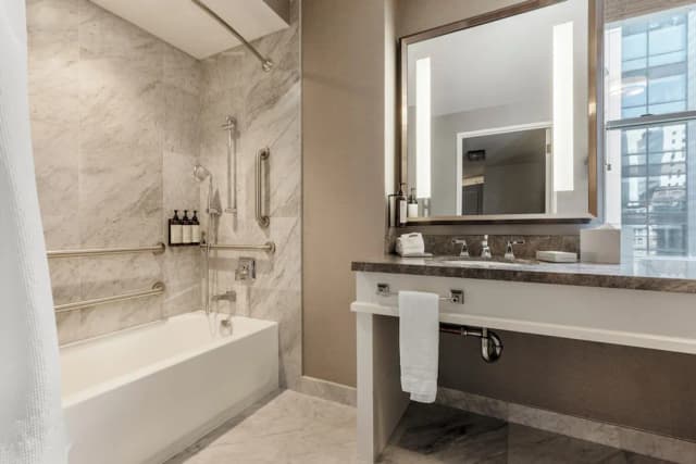 費爾蒙特奧林匹克飯店-豪華雙人房, 2 張標準雙人床 (Tub with Grab Bars Hearing Accessible)-2