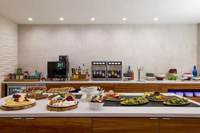 洛杉磯機場威斯汀飯店-行政客房, 1 張特大雙人床和 1 張沙發床-8