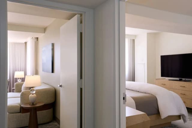 洛杉磯機場威斯汀飯店-豪華套房, 1 張特大雙人床和 1 張沙發床, 邊間-3