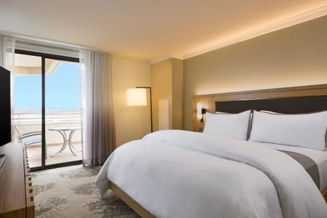 洛杉磯機場威斯汀飯店-豪華套房, 1 張特大雙人床和 1 張沙發床, 邊間-1