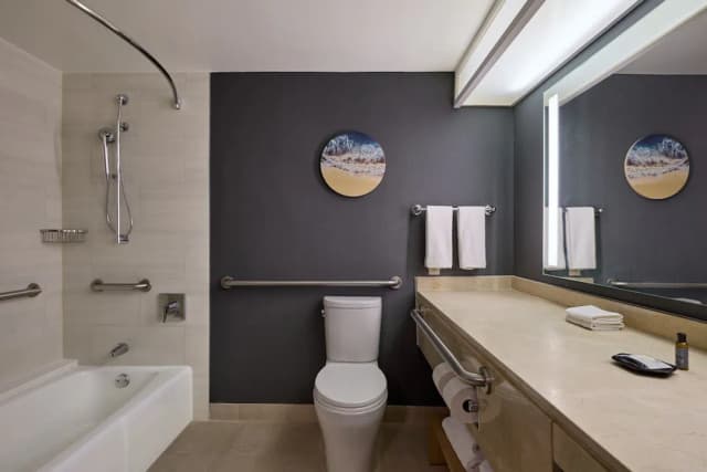 洛杉磯機場威斯汀飯店-豪華客房, 1 張特大雙人床和 1 張沙發床 (Mobility/Hearing Accessible, Tub)-5