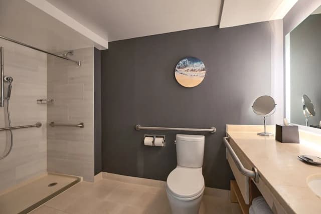 洛杉磯機場威斯汀飯店-豪華客房, 1 張特大雙人床和 1 張沙發床 (Mobility/Hearing Access, Roll-In Shwr)-5