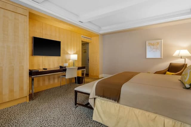 Omni Berkshire Place-Premier Room, 1 King Bed (Skyline View)-3