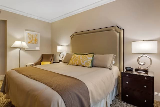 Omni Berkshire Place-Deluxe Room, 1 King Bed-8