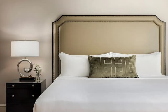 Omni Berkshire Place-Deluxe Room, 1 King Bed-11