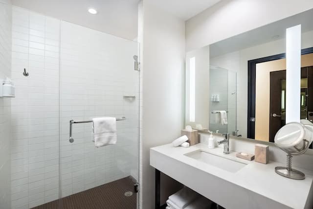 The Moran CITYCENTRE-Deluxe Suite, 1 King Bed, Non Smoking (Junior)-9