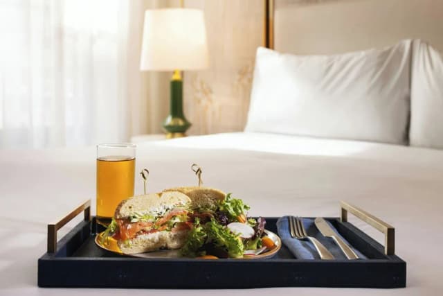The Talbott, Autograph Collection-Deluxe Room, 1 King Bed, City View-10