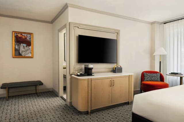 The Talbott, Autograph Collection-Deluxe Room, 1 King Bed, City View-1