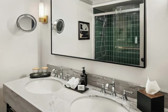 The Talbott, Autograph Collection-Deluxe Room, 1 King Bed, City View-8