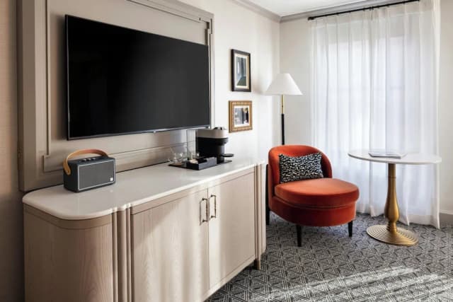 The Talbott, Autograph Collection-Studio, 1 King Bed with Sofa bed-3