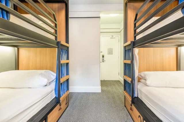 Paramount Times Square – A Generator Hotel-Classic Quadruple Room-2