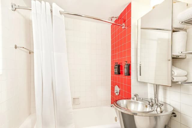 Paramount Times Square – A Generator Hotel-Classic Quadruple Room-4