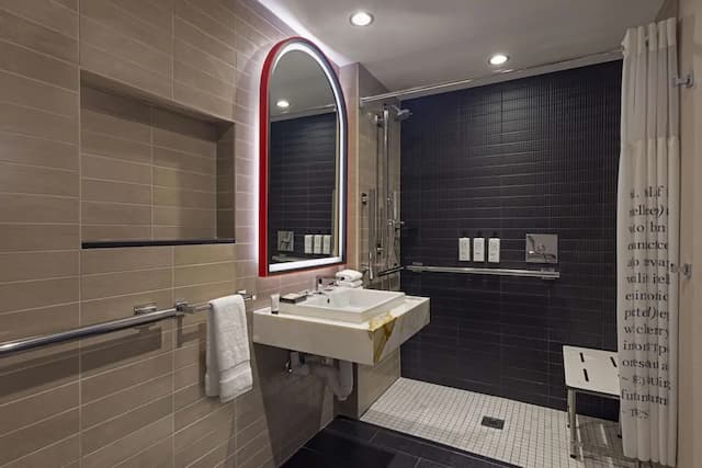 シウィット シカゴ ヒルトン  ホテル-スイート キングベッド 1 台 バリアフリー (Roll-In Shower)-2