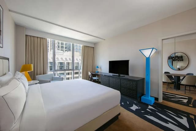 シウィット シカゴ ヒルトン  ホテル-スイート キングベッド 1 台 バリアフリー (Roll-In Shower)-1