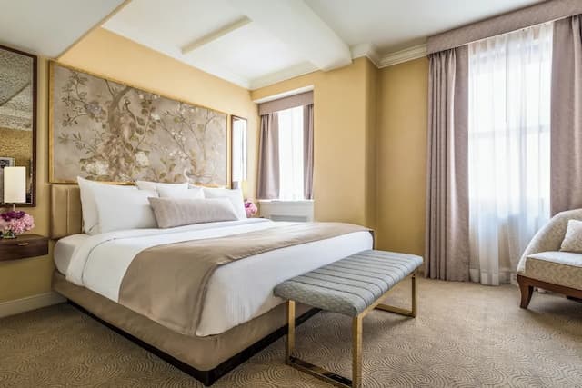 Warwick Allerton - Chicago-King Room-1