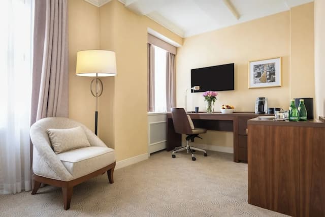 Warwick Allerton - Chicago-King Room-6