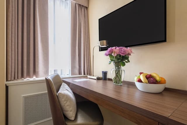 Warwick Allerton - Chicago-King Room-7