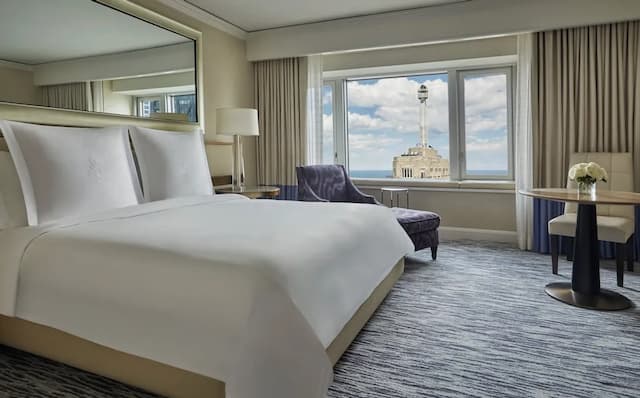 Four Seasons Hotel Chicago-Room, 1 King Bed, Lake View-5