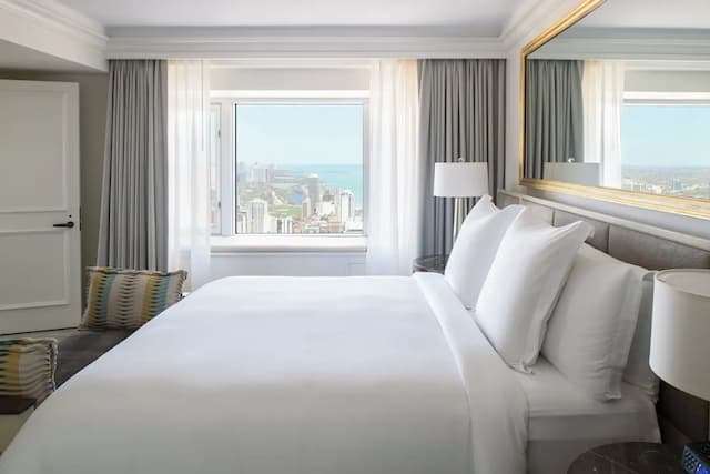 Four Seasons Hotel Chicago-Room, 1 King Bed, Lake View-4