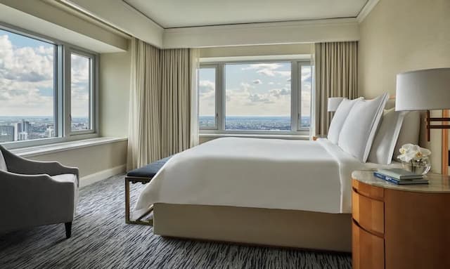 Four Seasons Hotel Chicago-Executive Suite, 1 King Bed, City View-5