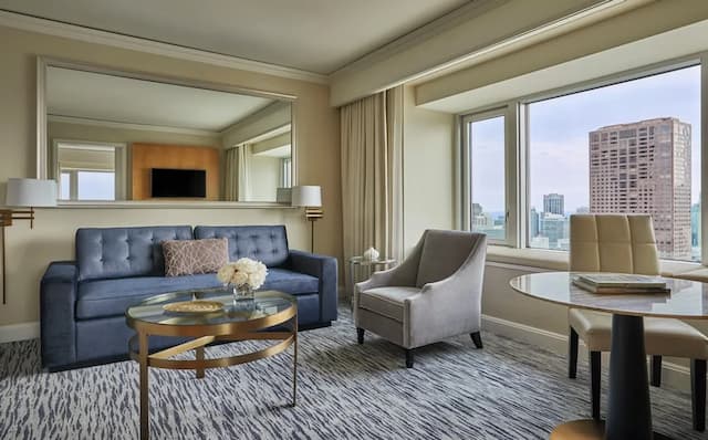 Four Seasons Hotel Chicago-Executive Suite, 1 King Bed, City View-3
