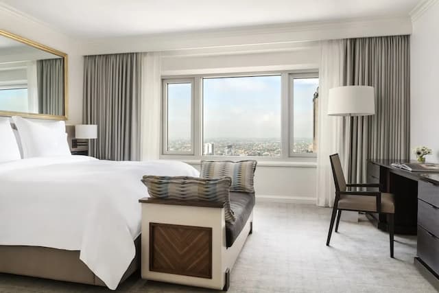 Four Seasons Hotel Chicago-City View Room, 1 King Bed-2