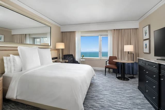 Four Seasons Hotel Chicago-Lake View Accessible Room King Bed-4