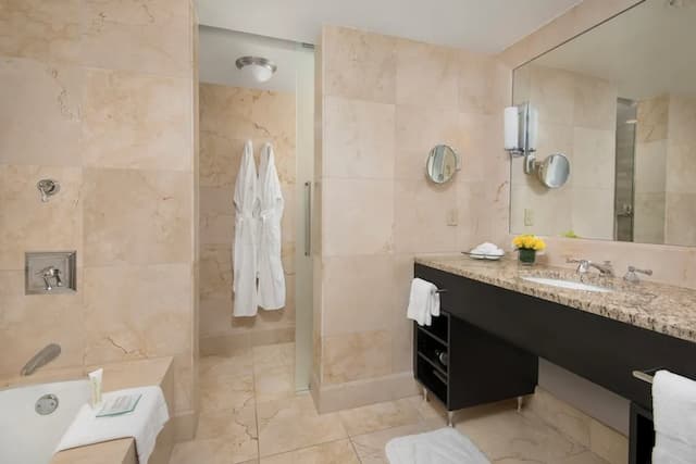 Four Seasons Hotel Chicago-Executive Suite, 1 King Bed, Lake View-9