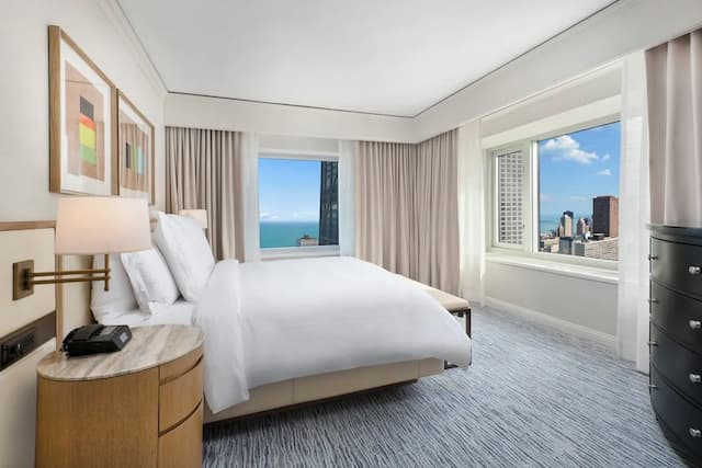 Four Seasons Hotel Chicago-Premier Suite, Lake View-1