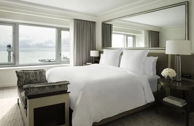 Four Seasons Hotel Chicago-Premier Suite, 1 King Bed-1