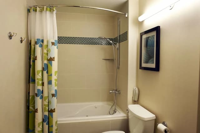 ダブルツリーbyヒルトン・アラナ - ワイキキ・ビーチ-ペントハウス キングベッド 1 台ソファーベッド付き (Kapiolani Suite, City/Mountain View)-7