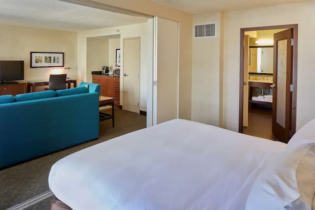 ダブルツリーbyヒルトン・アラナ - ワイキキ・ビーチ-スイート キングベッド 1 台ソファーベッド付き (Waikiki Suite, City/Mountain View)-2