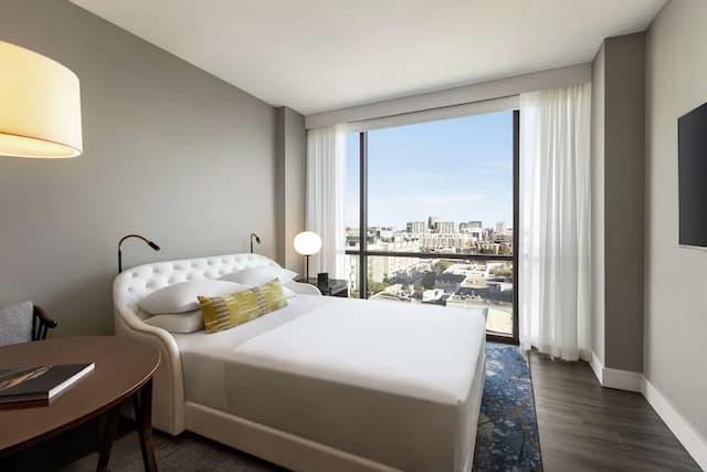 캐노피 바이 힐튼 샌프란시스코 소마-룸, 퀸사이즈침대 1개, 장애인 지원, 코너 (Mobility & Hearing, Roll In Shower)-1