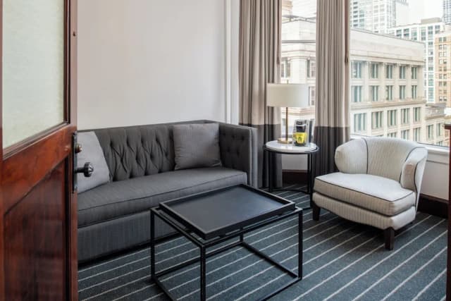 Staypineapple, An Iconic Hotel, The Loop-Reliance King Suite-4