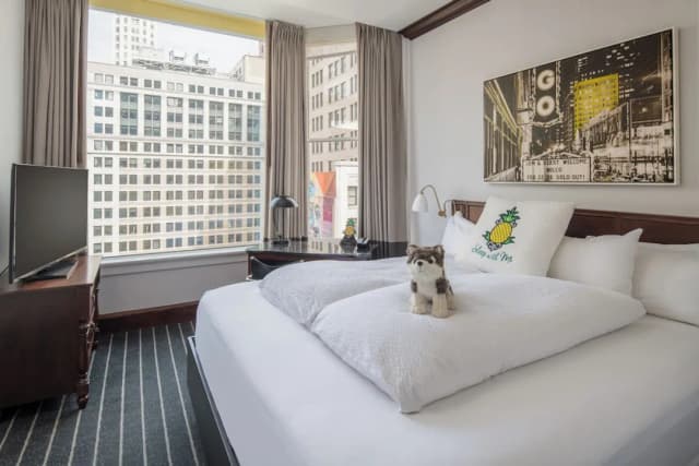 Staypineapple, An Iconic Hotel, The Loop-Reliance King Suite-1