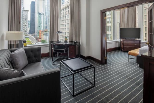 Staypineapple, An Iconic Hotel, The Loop-Millennium Park View King Suite-3