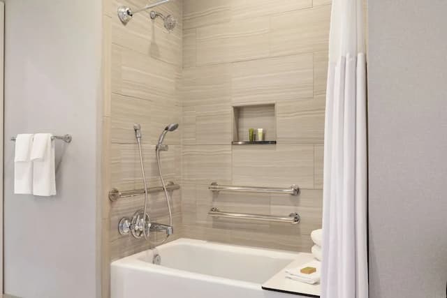 ヒルトン チェッカーズ ロサンゼルス-ルーム キングベッド 1 台 バリアフリー 浴槽-3