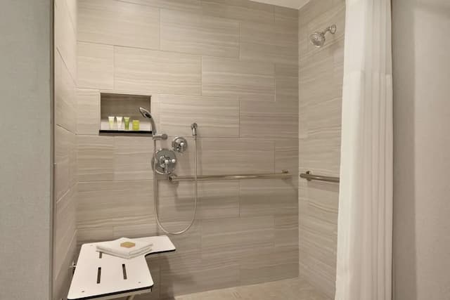 ヒルトン チェッカーズ ロサンゼルス-ルーム ダブルベッド 2 台 バリアフリー (Roll-In Shower)-3