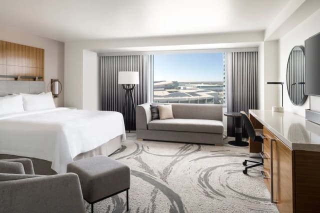 JW Marriott Los Angeles L.A. LIVE-客房, 1 张特大床 (Mobility Accessible, Tub)-1