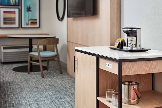 Hotel MDR Marina del Rey - a DoubleTree by Hilton-Room, 1 King Bed with Sofa bed, Pool View-6