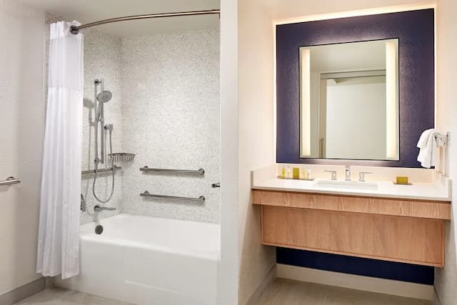 Hotel MDR Marina del Rey - a DoubleTree by Hilton-Room, 2 Queen Beds, Accessible, Bathtub (Mobility & Hearing)-5