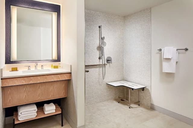 Hotel MDR Marina del Rey - a DoubleTree by Hilton-Room, 1 King Bed, Accessible (Mobility)-4