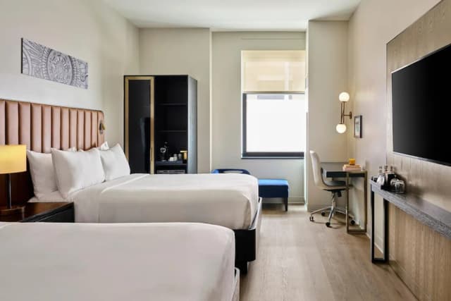 Arlo Chicago-Room, 2 Queen Beds-4