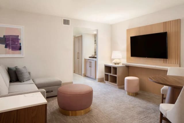 Hilton Santa Monica Hotel & Suites-Suite, 1 Bedroom (1 King Bed)-5