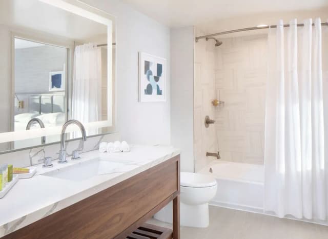 Hilton Santa Monica Hotel & Suites-Suite, 1 Bedroom (1 King Bed)-8